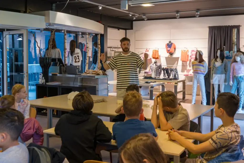 Gastdocent geeft mode educatie