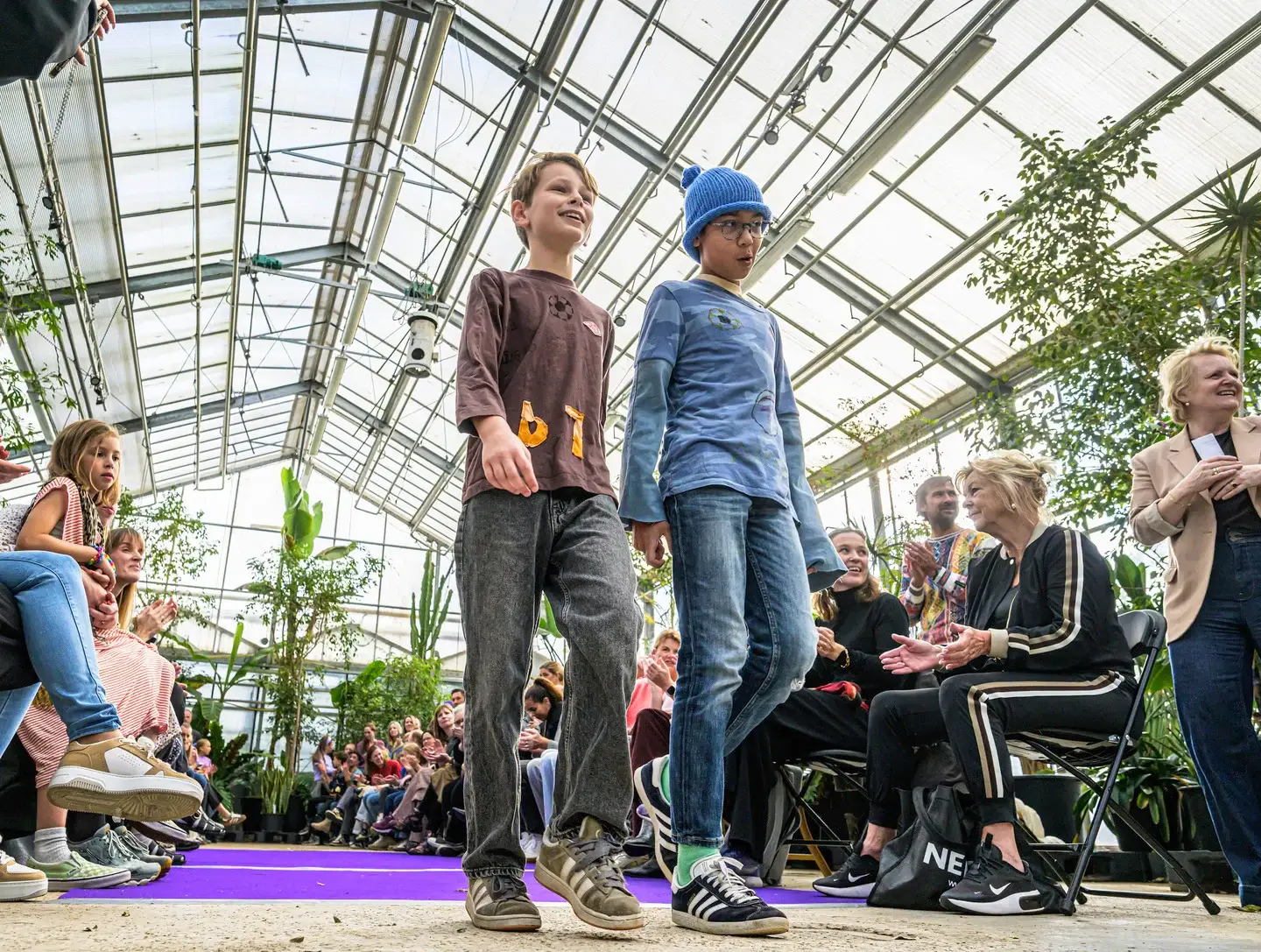 Kinderen lopen een modeshow